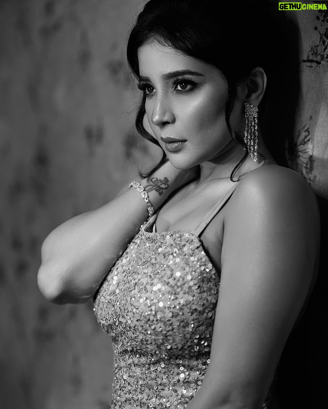 Sakshi Agarwal Instagram - What are you going to do? Charge me for being hot?🔥 . Photography : @g_vigneshwaran_ Makeup : @murugeshmakeup_hair Hair : @style_with_anbu Stylist :- @stylist_muskan_varma_ Outfit :- @upgradebya Jewelry : @miranabymegha Jewelry PR: @affiliates_pr @prashantrawat_pr Pro: @riazkahmed.pro @v4umedia_ Shoot coordination : @jonnyjd5 Lights: @immortalsekar . #hotnesstrend #gowndress #feellikequeen👑 #sakshiagarwal Chennai, India
