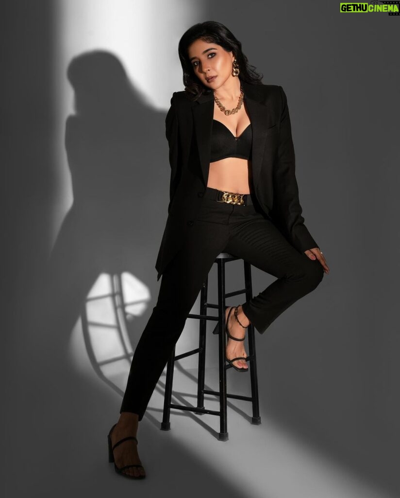 Sakshi Agarwal Instagram - Dress sharp, feel confident, exude sophistication - all in a sleek black suit. . Stylist:@anand.aries Photography:@prakash_photographe Makeup:@tarangini_mua Hair:@haritha_hairandmakeup Wearing:@studio24_bespoke . #blacksuit #class #powerdressing #slaying #sakshiagarwal #businessattire #feelitreelit #blacksuitreels #kaayi #trendingnow Chennai, India