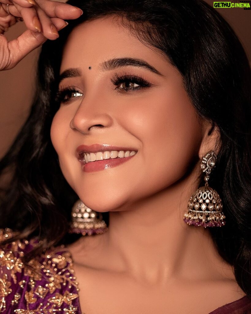 Sakshi Agarwal Instagram - “In the gentle folds of a saree, I find poetry in motion.” . Saree: @thanvi_boutique Makeup :@murugeshmakeup_hair Photography :@sano_visuals Hair: @mahi_hairdo Drapist: @style_with_anbu Jewellery :@vivahbridalcollections . #purplesaree #love #instadaily #aesthetic #beauty #instamood #sakshiagarwal #sareelove