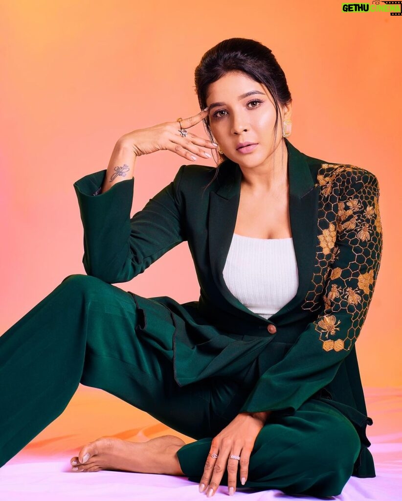 Sakshi Agarwal Instagram - Dont just wear your blazer, but own it infusing it with your own brand of charisma and charm✨❤ . Photographer : @photraits.kiran Make up & Hair : @lakshana_priya_mua Stylist : @anand.aries Outfit : @studio24_bespoke Studio : @Ksquared.studios . #greenblazer #style #charisma #charm #beauty #sakshiagarwal Chennai, India