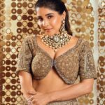 Sakshi Agarwal Instagram - Its not just another day, but a grt day✨ Today is going to be awesome✨✨ . Jewellery : @challani_jewellery Hmua: @murugeshmakeup_hair @shalini_hairartist Location: @crowneplazachn Designer: @dvasabyabhi Chennai, India
