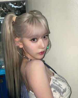Sakura Miyawaki Instagram - 내가 뜬 탑으로 EASY 무대 하기 😏 🩵 🤍