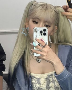 Sakura Miyawaki Instagram - 내가 뜬 탑으로 EASY 무대 하기 😏 🩵 🤍