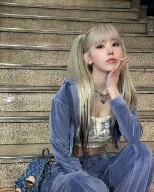 Sakura Miyawaki Instagram - 내가 뜬 탑으로 EASY 무대 하기 😏 🩵 🤍