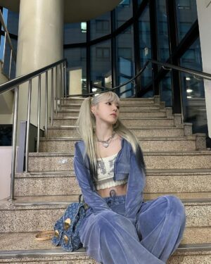 Sakura Miyawaki Instagram - 내가 뜬 탑으로 EASY 무대 하기 😏 🩵 🤍