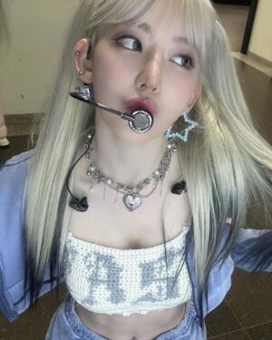 Sakura Miyawaki Instagram - 내가 뜬 탑으로 EASY 무대 하기 😏 🩵 🤍
