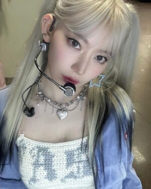 Sakura Miyawaki Instagram - 내가 뜬 탑으로 EASY 무대 하기 😏 🩵 🤍