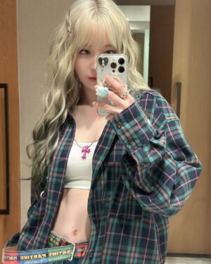 Sakura Miyawaki Instagram - kkura ate THE GARAGE 💜