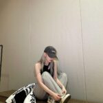 Sakura Miyawaki Instagram – 다 같이 커플신발 🥺 
크림 고마워요💛

#협찬 #KREAM 
@kream.co.kr.