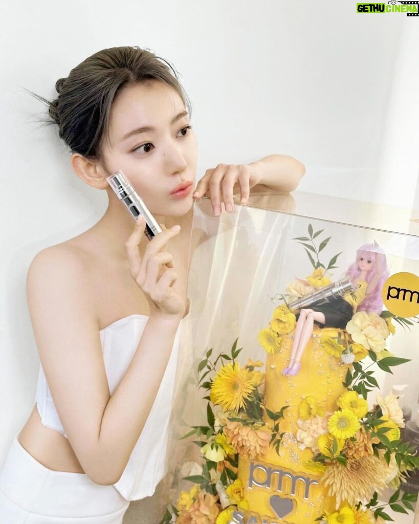Sakura Miyawaki Instagram - 오늘도 투명하고 반짝이는 피부 with 프리메라 비타티놀 🤍 #ad #프리메라 #PRMR #비타티놀 #투명모공세럼 #プリメラ #ビタチノール