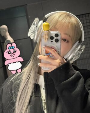 Sakura Miyawaki Instagram - 휴대폰위에 귀여미👼