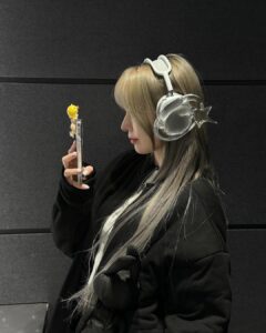 Sakura Miyawaki Instagram - 휴대폰위에 귀여미👼