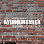 Salih Bademci Instagram - @aydinlikevlerresmi Yaşamak, zemheriye ve yokluğa direnmek ve Amerika’yla baş etmek üzerine dar gelirli ama zengin bir öykü… Burası Aydınlıkevler ve babaannem Amerika’ya karşı!!! #Aydınlıkevler Aydınlıkevler tiyatro oyunu 26 Mart Cumartesi 21.00’de ve 27 Mart Pazar 17.00’de Maximum Uniq Hall'da başlıyor! Biletler Biletix'te satışta. Yazan: Yılmaz Erdoğan Yöneten: Serdar Biliş Oyuncular: Demet Akbağ Salih Bademci Burak Dakak Sinem Ünsal Nebi Tolga Yılmaz Sevda Baş Caner Alkaya Barkın Sarp Ömer Güneş Kiraz Tosun Yapımcı: BKM Proje Yapımcısı: Nisan Ceren Özerten Sahne ve Işık Tasarımı: Cem Yılmazer Kostüm Tasarımı: Ayşegül Alev Müzik: Tuluğ Tırpan Uygulayıcı Yapımcı: Naz Güven Yapım Koordinatörü: Deniz Saip Prodüksiyon Amiri: Emrah Altıntoprak Müzisyen: Mustafa Olgan Çizer: Vardal Caniş Hareket Düzeni: Büşra Firidin Multimedya: İllusionist Fotoğraf: Burcu Karademir Medya İletişim: PPR Medya Kreatif Ajans: PAZ Reji Asistanları: Serin Öztoprak, Ozan Bingöl Kostüm Asistanı: Deniz Yılmaz Oyun Asistanları: Şükrü Buğra Akkemik, Ekinsu Köse, Ali Emre Bakar, Emir Furkan Çavdar @yilmaz.erdogan @serdarbilis @nisanceren @maximumuniq @bkmonline @demetakbag @bademcisalih @burakdakak__ @sinemunsal @nbtolgayz @sevdatta @alkayacaner @barkinsarp @gunesomerr @kkiraztosun