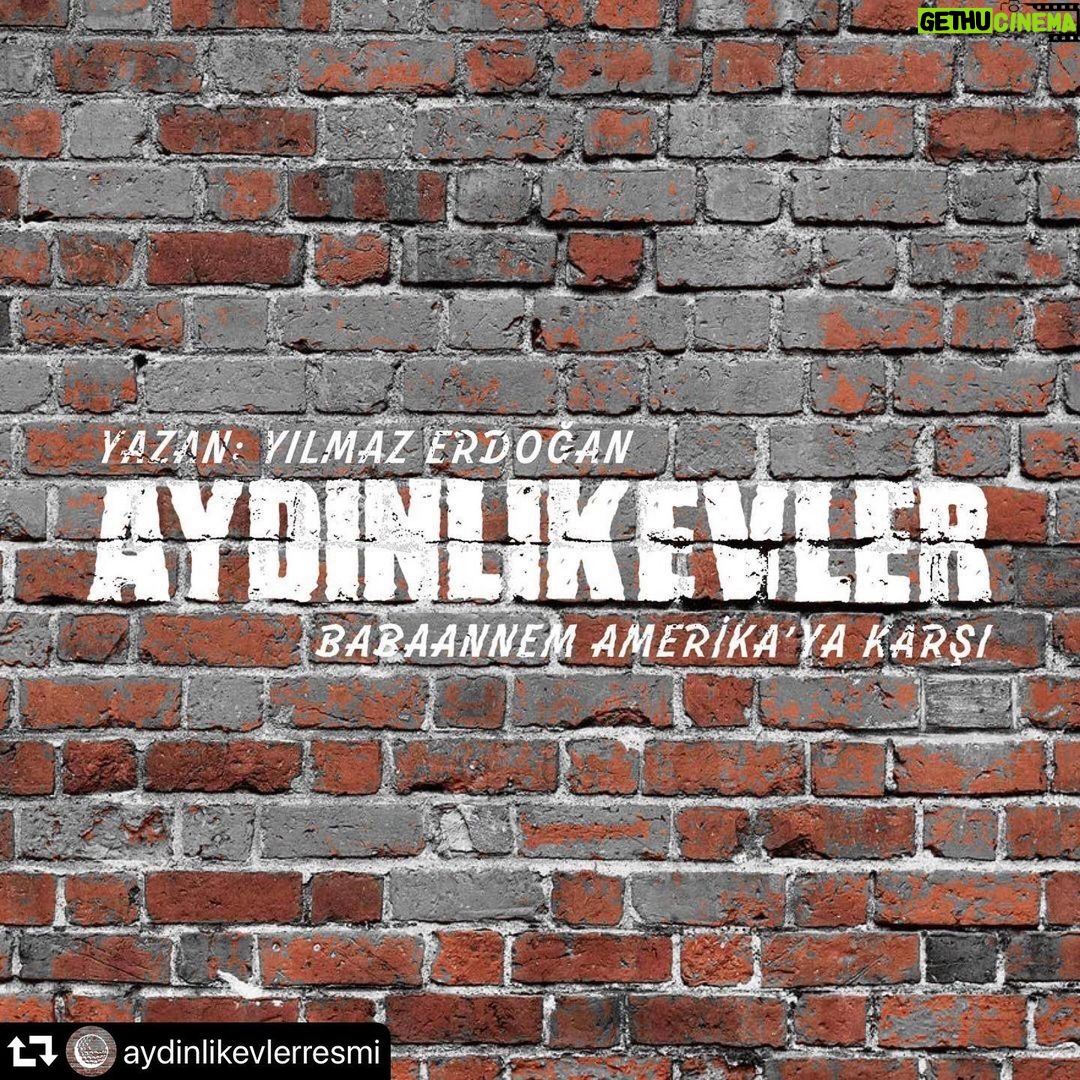 Salih Bademci Instagram - @aydinlikevlerresmi Yaşamak, zemheriye ve yokluğa direnmek ve Amerika’yla baş etmek üzerine dar gelirli ama zengin bir öykü… Burası Aydınlıkevler ve babaannem Amerika’ya karşı!!! #Aydınlıkevler Aydınlıkevler tiyatro oyunu 26 Mart Cumartesi 21.00’de ve 27 Mart Pazar 17.00’de Maximum Uniq Hall'da başlıyor! Biletler Biletix'te satışta. Yazan: Yılmaz Erdoğan Yöneten: Serdar Biliş Oyuncular: Demet Akbağ Salih Bademci Burak Dakak Sinem Ünsal Nebi Tolga Yılmaz Sevda Baş Caner Alkaya Barkın Sarp Ömer Güneş Kiraz Tosun Yapımcı: BKM Proje Yapımcısı: Nisan Ceren Özerten Sahne ve Işık Tasarımı: Cem Yılmazer Kostüm Tasarımı: Ayşegül Alev Müzik: Tuluğ Tırpan Uygulayıcı Yapımcı: Naz Güven Yapım Koordinatörü: Deniz Saip Prodüksiyon Amiri: Emrah Altıntoprak Müzisyen: Mustafa Olgan Çizer: Vardal Caniş Hareket Düzeni: Büşra Firidin Multimedya: İllusionist Fotoğraf: Burcu Karademir Medya İletişim: PPR Medya Kreatif Ajans: PAZ Reji Asistanları: Serin Öztoprak, Ozan Bingöl Kostüm Asistanı: Deniz Yılmaz Oyun Asistanları: Şükrü Buğra Akkemik, Ekinsu Köse, Ali Emre Bakar, Emir Furkan Çavdar @yilmaz.erdogan @serdarbilis @nisanceren @maximumuniq @bkmonline @demetakbag @bademcisalih @burakdakak__ @sinemunsal @nbtolgayz @sevdatta @alkayacaner @barkinsarp @gunesomerr @kkiraztosun