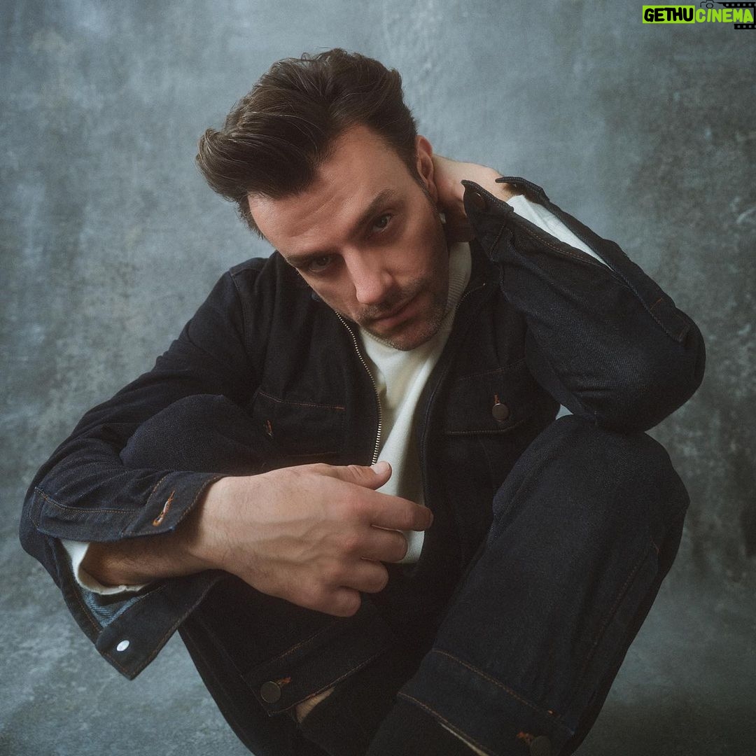 Salih Bademci Instagram - @emreerdemoglu ⭐️⭐️⭐️ ... @vogueturkiye Genel yayın yönetmeni: @debora_zakuto Moda editörü: @eceogt Fotoğraf: @umurozcan Röportaj: @hazalbayat_ Saç: @yildirimbozuyuk Makyaj: @bedirhanaydin Işık şefleri: Mehmet Toz, Ahmet Murat @Hundez Film Işık Moda asistanı: @ecemccandan