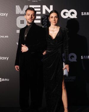 Salih Bademci Instagram - Bu güzel fotoğraflara ve fotoğraflardaki bu güzel şeylere... Sanatlarınızı taşımak ayrı ayrı bir zevkti. 🙏
#moty @gqturkiye 

Fotoğraf @kayrasercan (2. Ve sonrası)
Takım @prada 
Kolye @sevanbicakcijewellery 
Saat ve Bileklik @cartier 
Saç @mustafa_akguul
Makyaj @burkhu