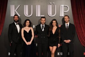 Salih Bademci Instagram - Ve PERDE! #KULÜP Yarın (5 Kasım Cuma) @netflixturkiye 🥂