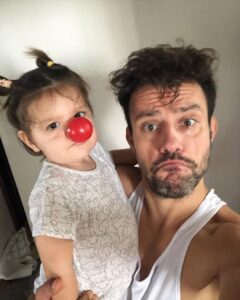 Salih Bademci Instagram - Ve artık evde bir palyaço daha var.🤡 Ve yine ütüyle fotoğraf çektim. 🤦‍♂️ Istanbul, Turkey