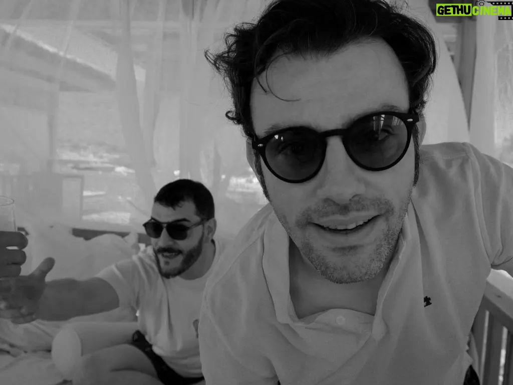 Salih Bademci Instagram - "Samırtaym Artizlikler" peşindeydim ve onu ikna ettim. Ya da o beni. Hatırlamıyorum.😁😁 @cagrisensoy ha! bi de tabi @busearsslan vee @emelelifbuber 😊😊😊 Titanic Luxury Collection Bodrum
