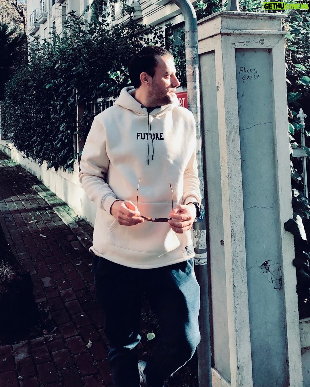 Salih Bademci Instagram - Eskiden beri hep işi gücü bırakıp gündüz vakti boş boş mahallede geleni geçeni kesen bıçkınlardan olmak istemişimdir. Bu fotoğrafa kısmetmiş.🤷♂️😄 Istanbul, Turkey