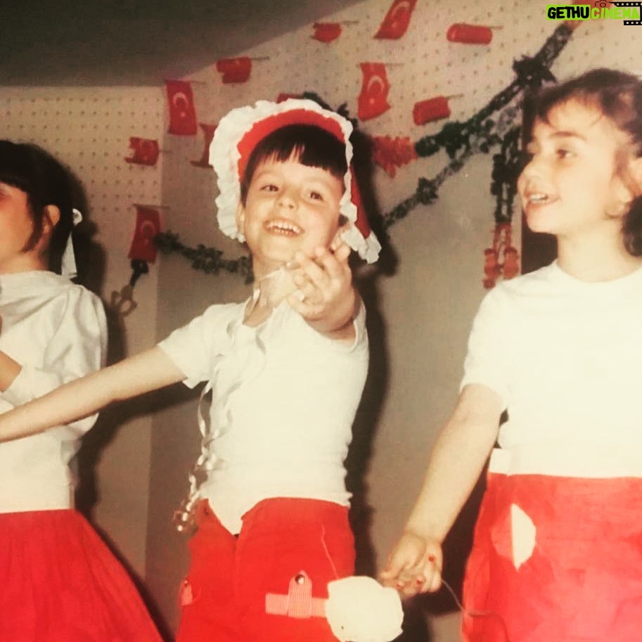 Salih Bademci Instagram - Hep bi b*k olur! 🤦♂️ Önemli olan kendini nasıl gördüğündür.🤓#tbt #anaokulu Sh*t always happens! 🤦♂️What matters most is how you see yourself.🤓 #tbt #kindergarten