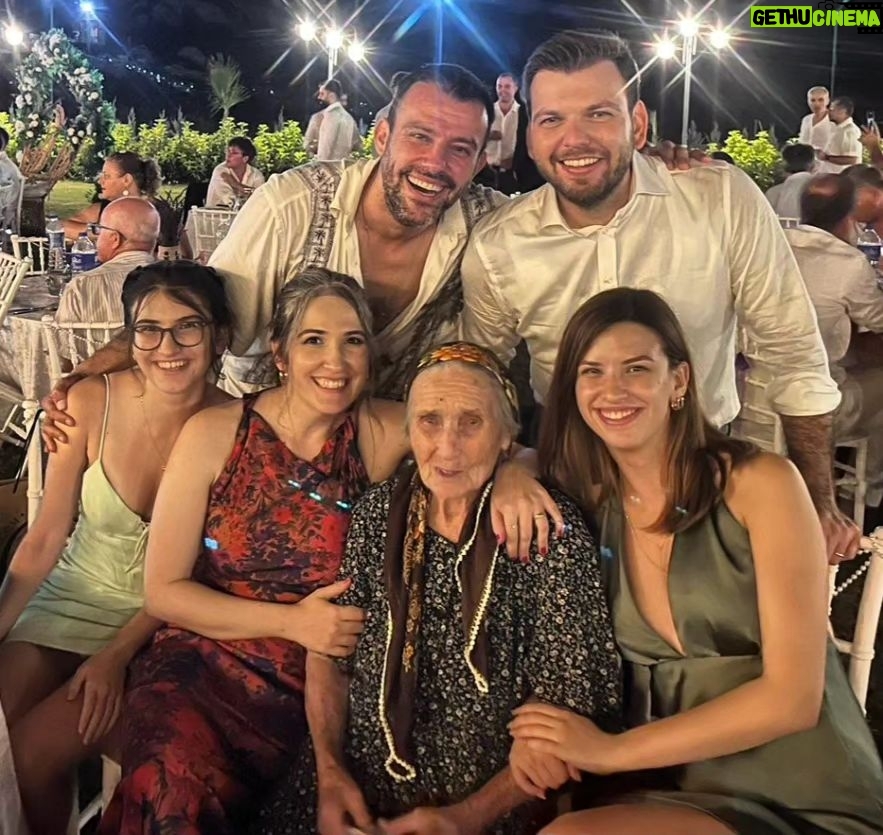Salih Bademci Instagram - Bir "süper babaanne"den kuzenlerceydik... #ecemkeremwedding İzmir Cesme Alacati