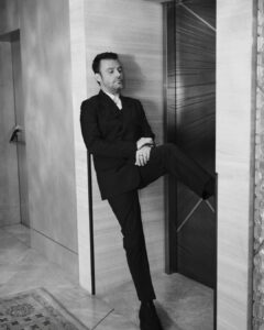 Salih Bademci Instagram - Kelebek etkisi. Fotoğraflar: @jiyankizilboga Styling: @inankirdemir Saç: @mustafa_akguul Makyaj: @ugurkiral Mekan: @rafflesistanbul Takım: @dior Aksesuarlar: @bulgari Yürekten teşekkür ederim. #altınkelebek Istanbul, Turkey