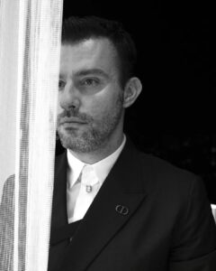 Salih Bademci Instagram - Kelebek etkisi. Fotoğraflar: @jiyankizilboga Styling: @inankirdemir Saç: @mustafa_akguul Makyaj: @ugurkiral Mekan: @rafflesistanbul Takım: @dior Aksesuarlar: @bulgari Yürekten teşekkür ederim. #altınkelebek Istanbul, Turkey