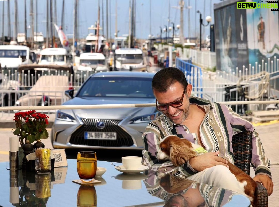 Salih Bademci Instagram - Kahveye bir misafir gelmiş. @lexusturkiye #LexusES