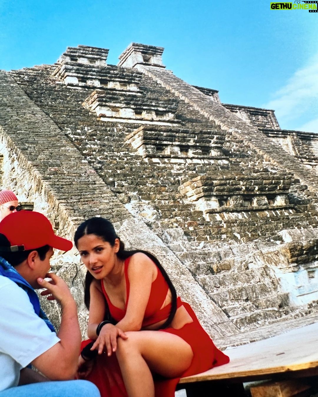Salma Hayek Pinault Instagram - #tbt #viva Mexico 🇲🇽