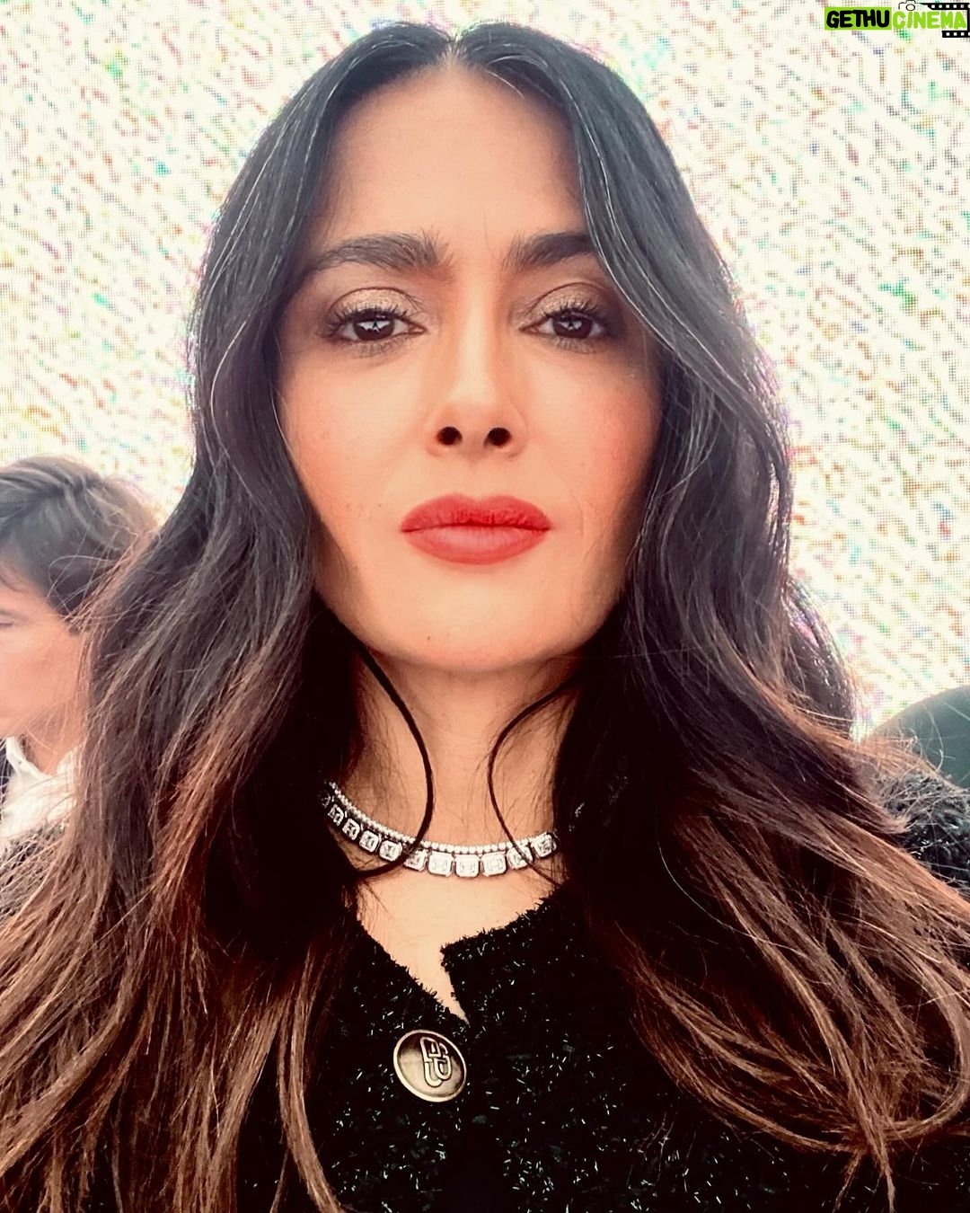 Salma Hayek Pinault Instagram - Paris Fashion Week always gives you the opportunity to play different characters in real life. 🎠La Semana de la Moda de ParÃs siempre te brinda la oportunidad de interpretar diferentes personajes en la vida real. Hair: @johnnollet Make-up: @anglomamakeup Look: @balenciaga Jewellery: @boucheron