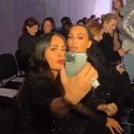 Salma Hayek Pinault Instagram - Let’s face it, I’m no good at selfies. It’s best to let the queen, @kimkardashian, handle that. But my video footage is not too bad especially when I’m chewing gum 🤪 Confieso que las selfies, no son mi Fuerte. Es mejor dejar que la reina de las selfies @kimkardashian, se encargue de eso. Pero mis videos no están tan mal, especialmente cuando estoy masticando chicle. 🤪