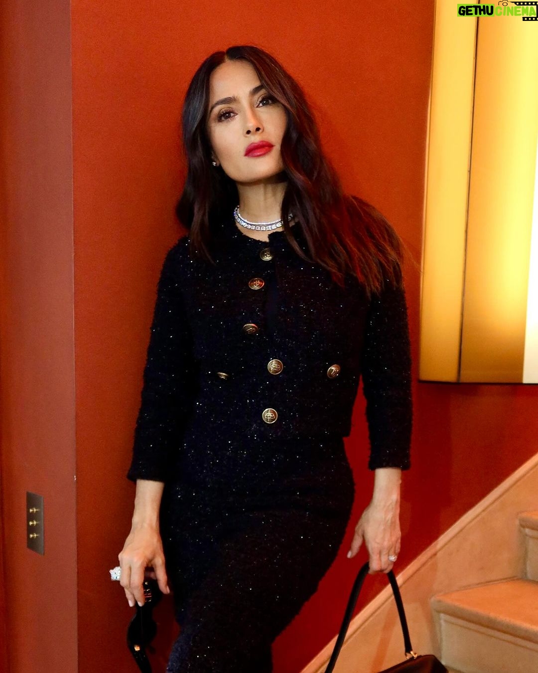 Salma Hayek Pinault Instagram - Paris Fashion Week always gives you the opportunity to play different characters in real life. 🎠La Semana de la Moda de ParÃs siempre te brinda la oportunidad de interpretar diferentes personajes en la vida real. Hair: @johnnollet Make-up: @anglomamakeup Look: @balenciaga Jewellery: @boucheron