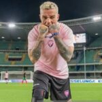 Salmo Instagram - Breve storia triste: Ho giocato a pallone fino a 20 anni, un giorno un difensore mi ha dato un calcio in faccia e ho fatto due ricoveri. Era un chiaro segnale, dovevo smettere di rincorrere il pallone e continuare a fare musica. Ho seguito il consiglio. Nella canzone Chiama con @drilllionaire e @capoplaza racconto la mia breve storia calcistica.