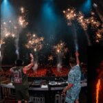 Salmo Instagram - Devo dire che l’ultimo mese è stato devastante. Tra video, concerti, 30 punti di sutura, 2 giri di antibiotico, cali di pressione, laringite e febbre non so come ho fatto a stare in piedi. Al red valley dovevo fare solo un dj set ma non potevo non cantare, mi avete aspettato fino alle 3 e 30. Ve lo dovevo! Il problema è che ora ho un serio problema alla gola. Ieri ho avuto un mezzo collasso, Il corpo mi sta chiedendo di fermarmi. 📸 @giusantonelliph @stefanomanzoni_ @tommaso_longari