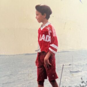 Salmo Instagram - Breve storia triste: Ho giocato a pallone fino a 20 anni, un giorno un difensore mi ha dato un calcio in faccia e ho fatto due ricoveri. 
Era un chiaro segnale, dovevo smettere di rincorrere il pallone e continuare a fare musica. Ho seguito il consiglio. Nella canzone Chiama con @drilllionaire e @capoplaza racconto la mia breve storia calcistica.