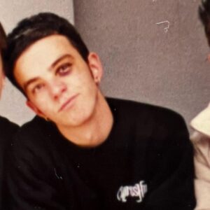 Salmo Instagram - Breve storia triste: Ho giocato a pallone fino a 20 anni, un giorno un difensore mi ha dato un calcio in faccia e ho fatto due ricoveri. 
Era un chiaro segnale, dovevo smettere di rincorrere il pallone e continuare a fare musica. Ho seguito il consiglio. Nella canzone Chiama con @drilllionaire e @capoplaza racconto la mia breve storia calcistica.