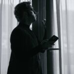 Salmo Instagram - Sto rilassato come nella bara, la risposta è chiara: Se qualcuno è destinato ad essere trova sempre la strada. Prendi nota Io prendo il volo, dormo in alta quota. La soluzione é semplice come il “rasoio di Occam”: Rimani sveglio fidati, che è difficile dormire se i sogni vogliono ucciderti. È come stare sempre nel mirino del sicario. È un posto precario. È come sparare al pesce rosso nell’acquario. Mi sento in forma fin quando barcollo Perche Finché salto la corda So che non ce l’ho al collo! Soffia il maestrale, sento dentro una conchiglia il rumore del male. Scrivo per essere immortale.