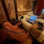 Salmo Instagram – 05/07/23 Genova, Hotel …
01:30 sto scrivendo stupido gioco del rap 2. 
Un amico mi ha prestato scheda audio e microfono. Ho finito da poco il live al Goaboafeatival, sono stanco morto ma non posso farne a meno. Devo registrare. 

Non c’è più tempo, fallo adesso.