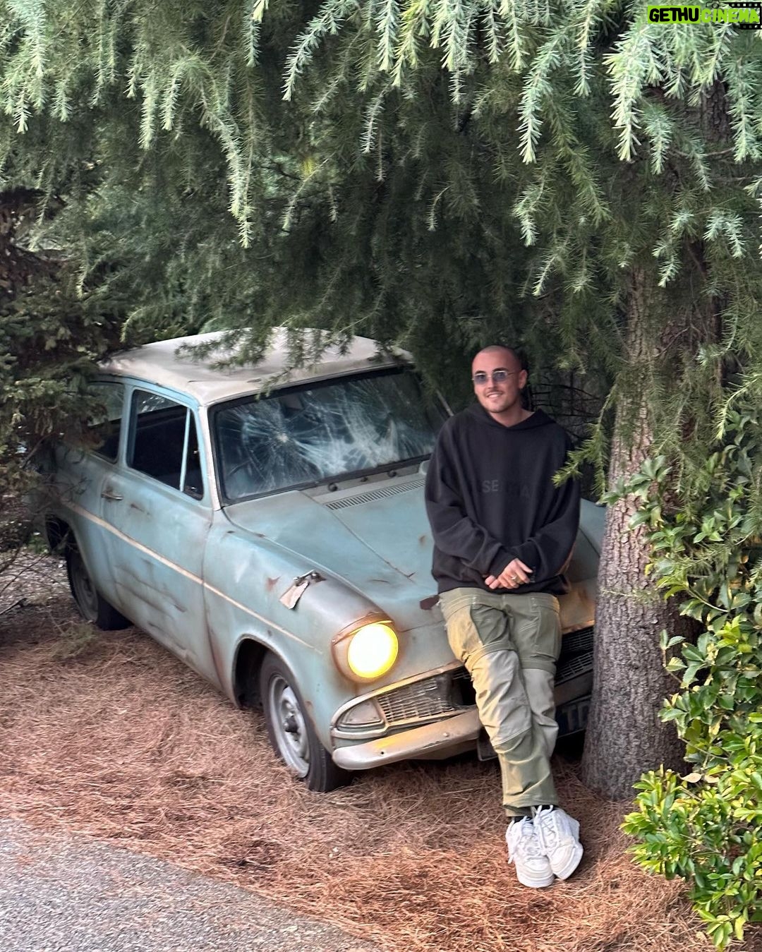 Salvatore Cinquegrana Instagram - Ero sulla weasley mobile con il Ron nazionale quando ci hanno pullappato dei goblin… E niente, ci siamo schiantati Wizarding World of Harry Potter, Universal Studios, Osaka
