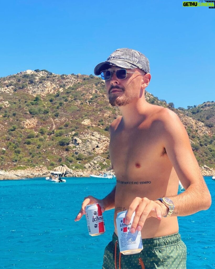 Salvatore Cinquegrana Instagram - ti offro una birra mentre siamo in gommone alle piscine di Molara, che fai? Piscine Naturali Di Molara - Sardegna