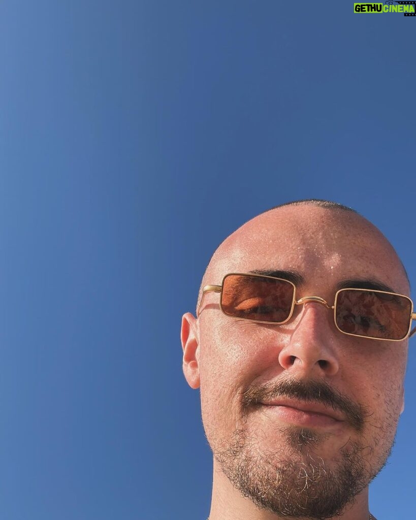 Salvatore Cinquegrana Instagram - non so se Miami mi sta convincendo come città… ma prendere il sole e fare il bagno in pieno inverno per me è un grande sì 🌞