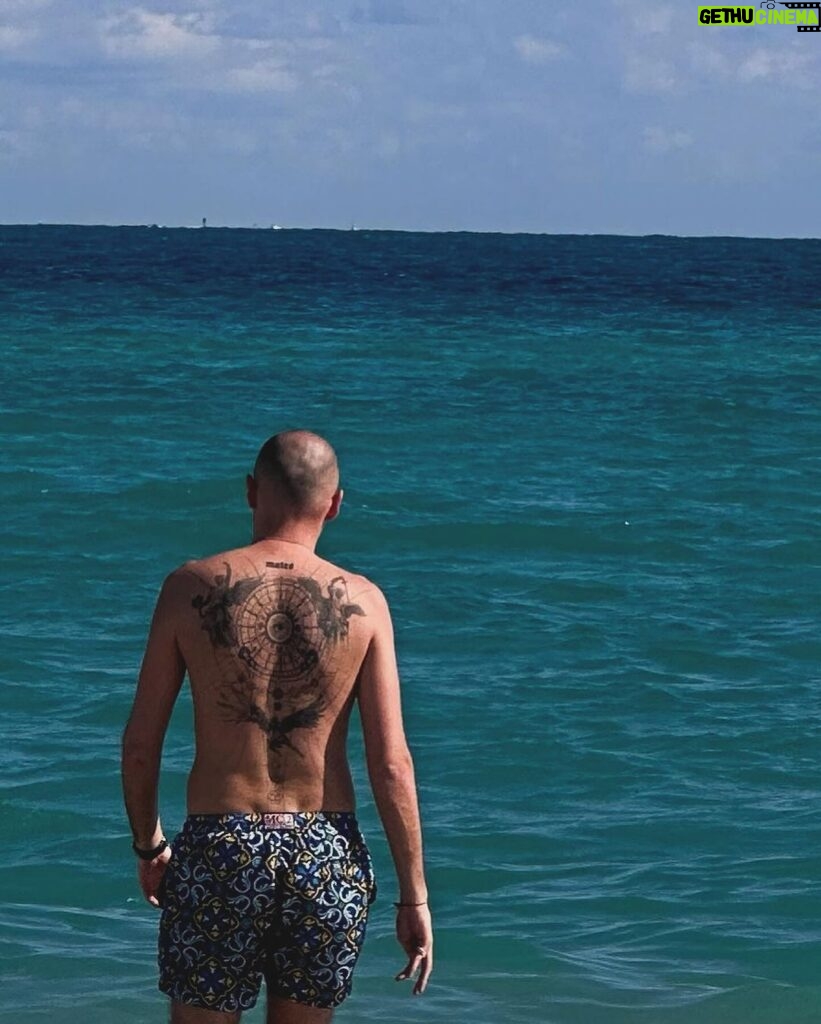 Salvatore Cinquegrana Instagram - non so se Miami mi sta convincendo come città… ma prendere il sole e fare il bagno in pieno inverno per me è un grande sì 🌞