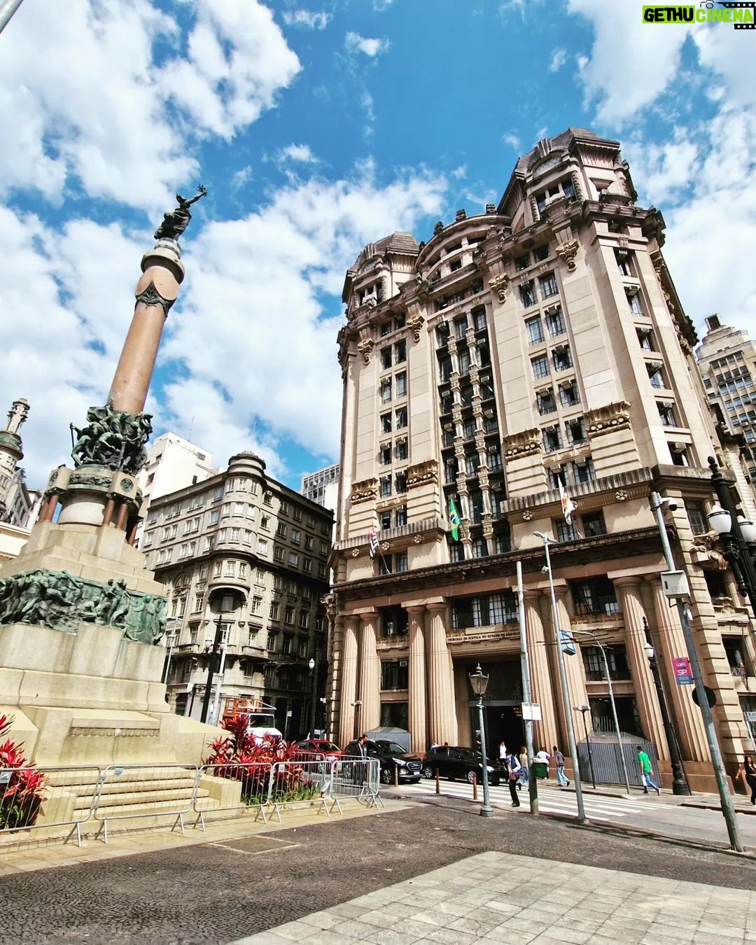 Salvatore Esposito Instagram - Dia 1 : São Paulo 🇧🇷 Una città ricca di storia, una terra viva e piena di energia . San Paolo è una città dai due volti che rappresenta perfettamente il Brasile moderno . Parte questo viaggio alla scoperta di una nazione meravigliosa !!! Scrivetemi consigli ,luoghi da visitare , suggestioni e attività da fare assolutamente 😉 São Paulo, Brazil
