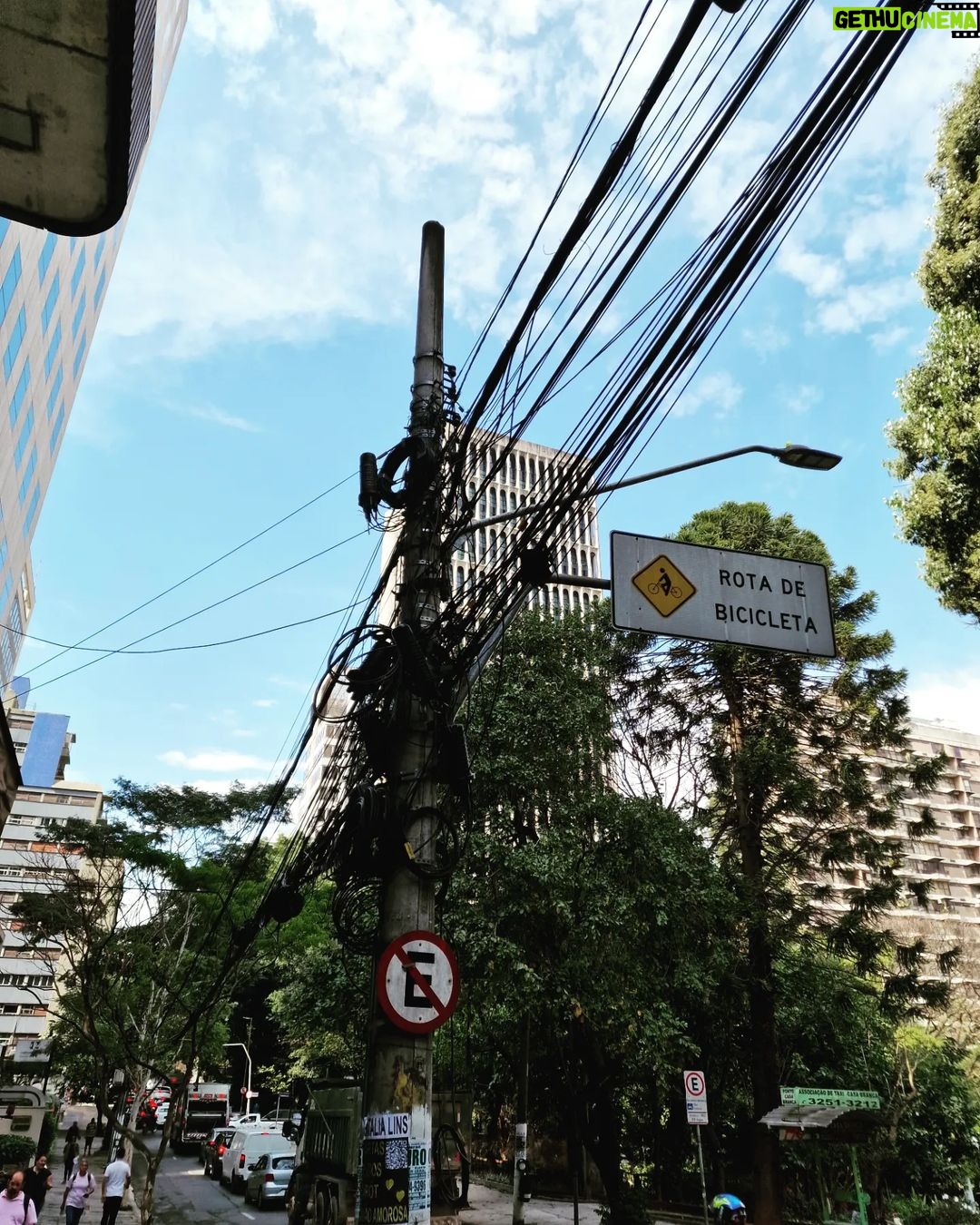 Salvatore Esposito Instagram - Dia 1 : São Paulo 🇧🇷 Una città ricca di storia, una terra viva e piena di energia . San Paolo è una città dai due volti che rappresenta perfettamente il Brasile moderno . Parte questo viaggio alla scoperta di una nazione meravigliosa !!! Scrivetemi consigli ,luoghi da visitare , suggestioni e attività da fare assolutamente 😉 São Paulo, Brazil