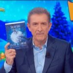 Salvatore Esposito Instagram - "Eclissi di Sangue" e' un libro che vi lascera' senza fiato 😱 Grazie di cuore @ezio_greggio e @striscialanotizia per questa bella sorpresa 🤩Lo trovate nelle migliori librerie ,store online e audible . Link in Bio #EclissiDiSangue #LoSciamano #bookstagram