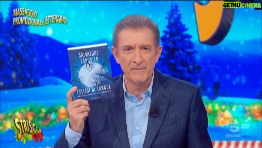 Salvatore Esposito Instagram - "Eclissi di Sangue" e' un libro che vi lascera' senza fiato 😱 Grazie di cuore @ezio_greggio e @striscialanotizia per questa bella sorpresa 🤩Lo trovate nelle migliori librerie ,store online e audible . Link in Bio #EclissiDiSangue #LoSciamano #bookstagram
