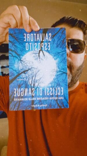 Salvatore Esposito Instagram - È uscito "Eclissi di Sangue" sequel de " Lo Sciamano" ... accattatavill !!! Nelle migliori librerie e store online 😎 LEGGETE !!! Link in bio 📚