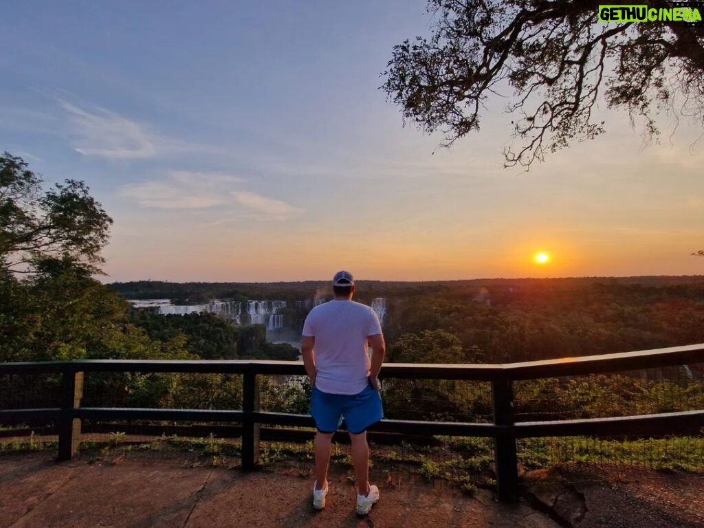 Salvatore Esposito Instagram - Dia 2 : Iguaçu 🇧🇷 Una meraviglia della natura , la potenza delle cascate incontra un parco naturale protetto e con tantissimi animali in via d'estinzione. Senza fiato 🖤 Cataratas De Foz Do Iguaçu