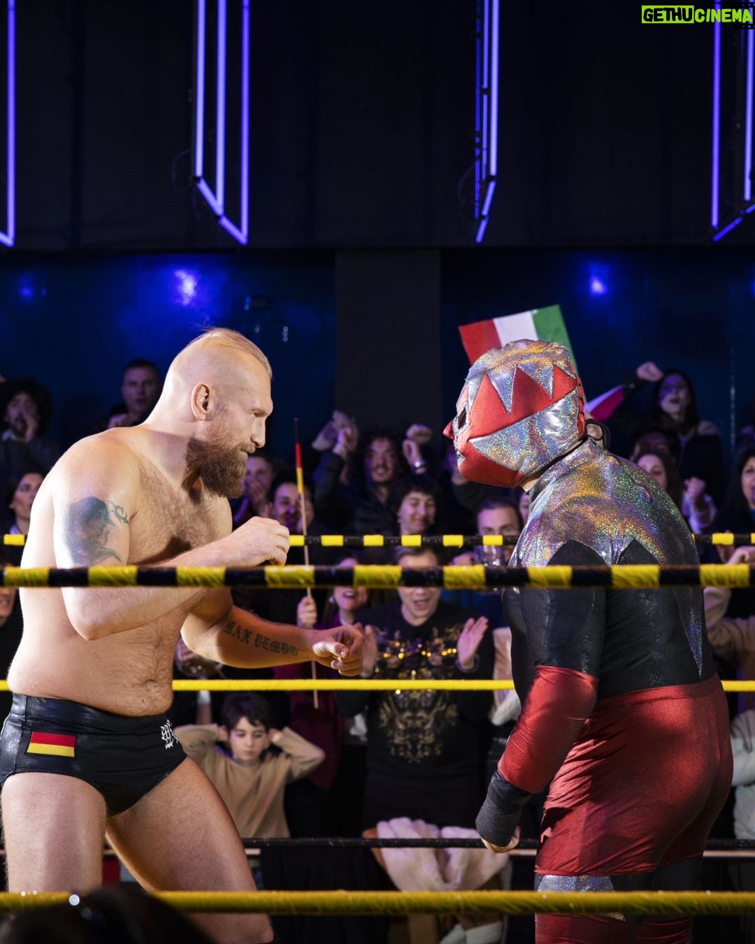 Salvatore Esposito Instagram - #Flatfoot is coming !!! L'ispettore Vincenzo Palmieri , per gestire la sua rabbia , veste i panni di un wrestler realizzando un suo sogno da bambino . Nessuno saprà di questa sua doppia vita , forse ... #Piedone Coming soon on @skyitalia & @nowtvit Stoccarda